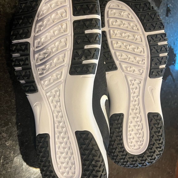 Mens NIKE athletic shoes - Picture 3 of 3